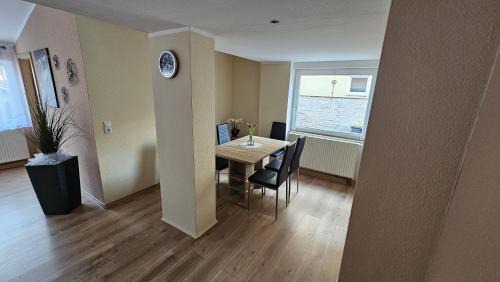 Bad Klosterlausnitz Apartment | Ferienwohnung am Schwanenteich
