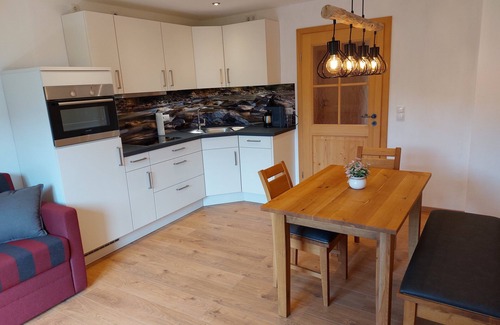Schleching Apartment | Ferienwohnung für 2 Personen, 45 m², Wohnzimmr, Schlafzimmer, Dusche/wc, Balkon, Wlan