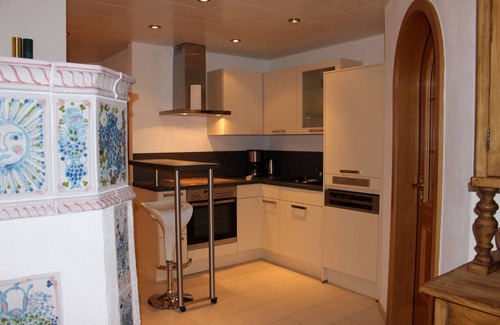 Ettenhausen Apartment | Ferienwohnung Geigelsteinblick, 85qm, OG, 2 Schlafzimmer, Kachelofen, Balkon