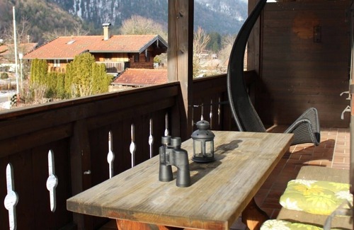 Ettenhausen Apartment | Ferienwohnung Geigelsteinblick, 85qm, OG, 2 Schlafzimmer, Kachelofen, Balkon