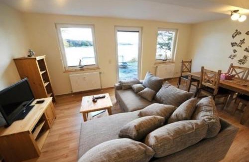 Neukloster Apartment | Ferienwohnung im Landschaftsschutzgebiet, mit Dachzimmer und Terrasse zum See mit hauseigenem Bade-Steg