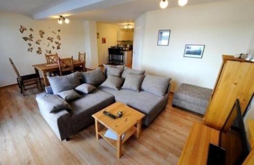 Neukloster Apartment | Ferienwohnung im Landschaftsschutzgebiet, mit Dachzimmer und Terrasse zum See mit hauseigenem Bade-Steg