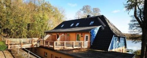 Neukloster Apartment | Ferienwohnung im Landschaftsschutzgebiet, mit Dachzimmer und Terrasse zum See mit hauseigenem Bade-Steg