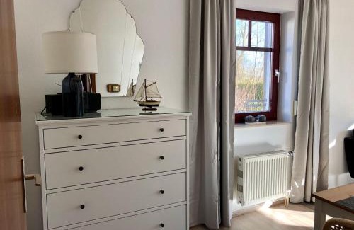Gustow Apartment | Ferienwohnung-Klaus-Stoertebeker-mit-Sonnenterrasse-Garten-zwischen-Strand-Wald-und-Wiese