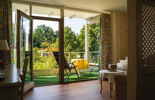 Bad Birnbach Apartment | Ferienwohnung mit Balkon und Blick in den Garten