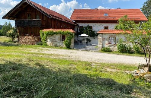 Regau Apartment | Ferienwohnung nähe Attersee - Traunsee LEHNER IM WALD charmantes Bauernhaus in Alleinlage