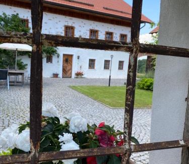 Regau Apartment | Ferienwohnung nähe Attersee - Traunsee LEHNER IM WALD charmantes Bauernhaus in Alleinlage