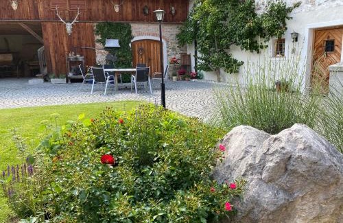 Regau Apartment | Ferienwohnung nähe Attersee - Traunsee LEHNER IM WALD charmantes Bauernhaus in Alleinlage