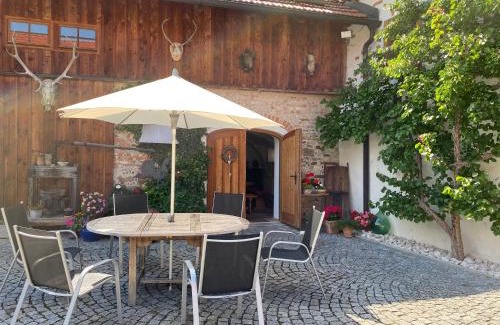 Regau Apartment | Ferienwohnung nähe Attersee - Traunsee LEHNER IM WALD charmantes Bauernhaus in Alleinlage
