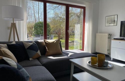 Gustow Apartment | Ferienwohnung-Peter-Pan-mit-Sonnenterrasse-Garten-zwischen-Strand-Wald-Wiese-auf-Ruegen
