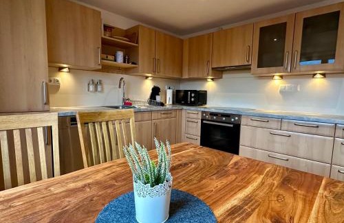 Burgberg Apartment | Ferienwohnung Weiherblick