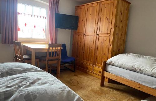 Wilhelmsdorf House | Ferienzimmer Oelhaf Zimmer in Blau Self Check-In mit Key-Tresore