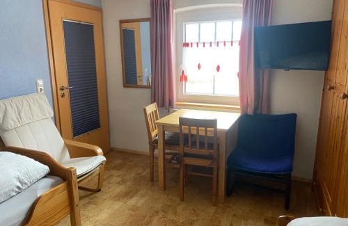 Wilhelmsdorf House | Ferienzimmer Oelhaf Zimmer in Blau Self Check-In mit Key-Tresore