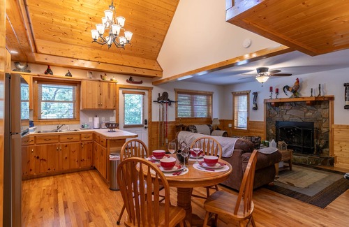 Piney Creek House | Fern Hollow - river access, privacy, pet friendly