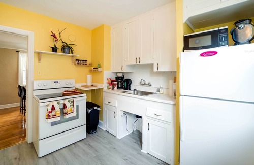 Ferndale Apartment | Ferndale Apartment w/Yard - Near the Detroit Zoo!