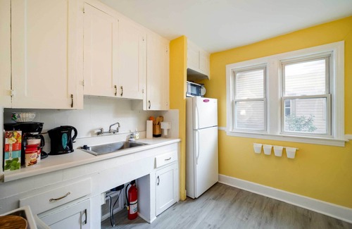 Ferndale Apartment | Ferndale Apartment w/Yard - Near the Detroit Zoo!