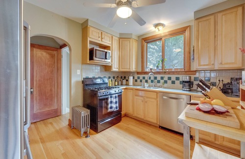 Ferndale House | Ferndale Gem, Walk to Stores & Restaurants!