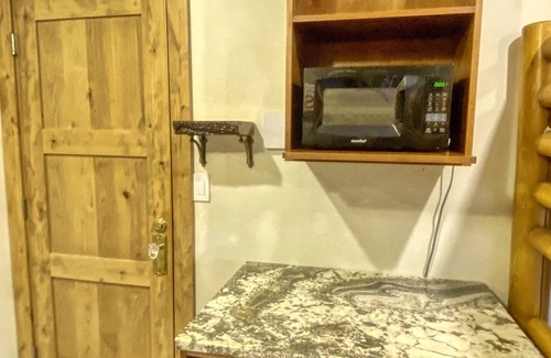 East Kootenay Condo | Fernie ON THE MOUNTAIN luxury 2 bedrooms 3 beds (1 king, 2 queen), 2 baths.