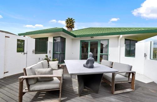Welcome Bay House | Fernwood Escape - Tauranga Holiday Home