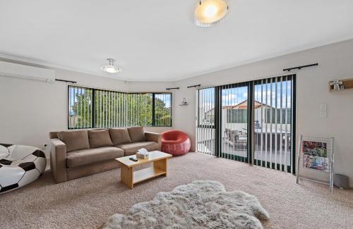 Welcome Bay House | Fernwood Escape - Tauranga Holiday Home