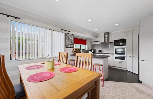 Welcome Bay House | Fernwood Escape - Tauranga Holiday Home