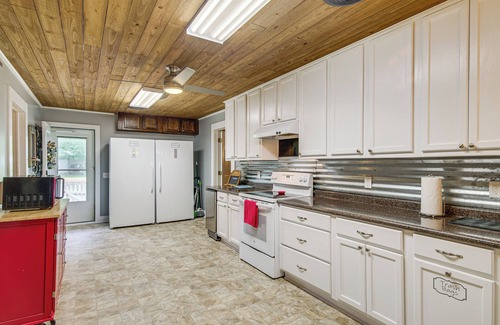 Ferriday House | Ferriday Lakehouse w/Private Dock, Deck, & Yard!