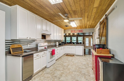 Ferriday House | Ferriday Lakehouse w/Private Dock, Deck, & Yard!
