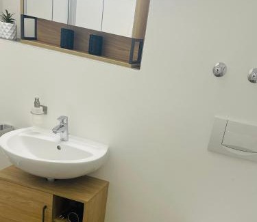 Bad Griesbach-Therme Apartment | FeWo 13 - Appartement im Rottalblick - Elegant und ruhig wohnen, Tiere willkommen, Bademantelgang zur Therme, TV, Boxspringbett und Balkon