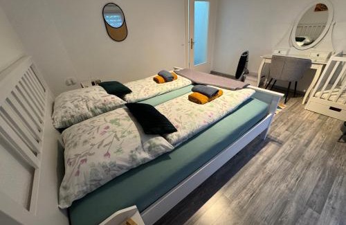 Jurgenohl Apartment | FeWo Elbo46 mit Balkon, Waschmaschine & Smart TV