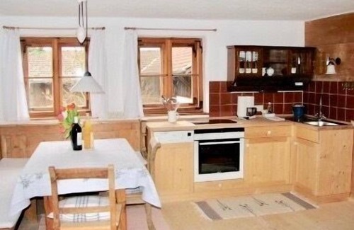 Hebertsfelden Apartment | Fewo mit 2 Schlafzimmern, Kachelofen und Terrasse in Hist. Gebäude