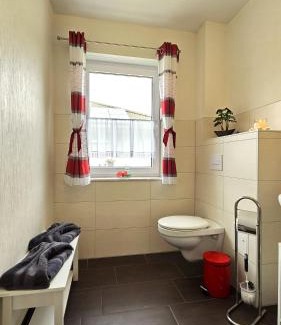 Luetow Apartment | Fewo Mohnblume Lütow Usedom Achterwasser rotes Haus