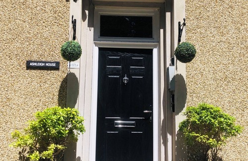 Pembroke Dock Apartment | Ffau Bach - Little Den. Boutique Central Pembrokeshire.