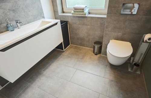 Hof Apartment | FH-Nähe: Modernes Apt mit Balkon