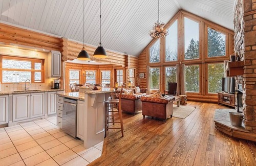 Fiddler Lake Resort House | Fiddler Lake Resort Chalet + Private Jacuzzi