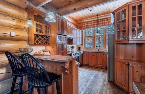 Fiddler Lake Resort House | Fiddler Lake Resort Chalet + Private Jacuzzi