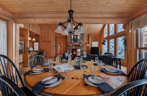 Fiddler Lake Resort House | Fiddler Lake Resort Chalet + Private Jacuzzi