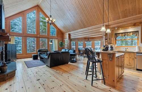 Fiddler Lake Resort House | Fiddler Lake Resort Chalet + Private Jacuzzi