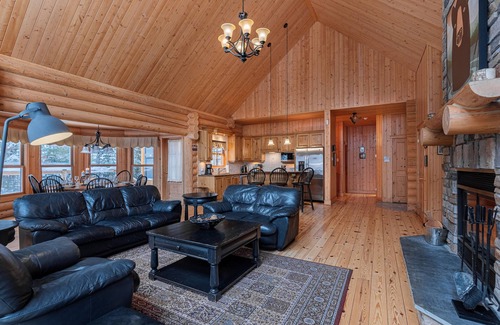 Fiddler Lake Resort House | Fiddler Lake Resort Chalet + Private Jacuzzi