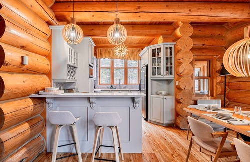 Fiddler Lake Resort House | Fiddler Lake Resort Chalet + Private Jacuzzi