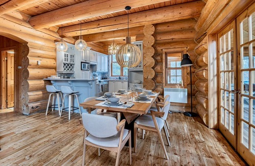 Fiddler Lake Resort House | Fiddler Lake Resort Chalet + Private Jacuzzi