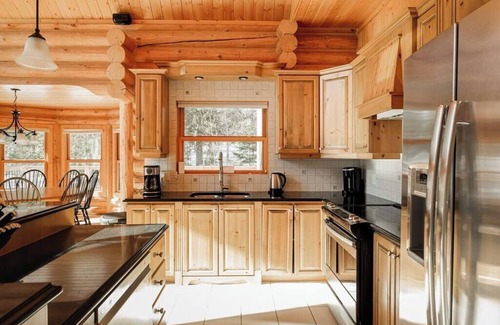 Fiddler Lake Resort House | Fiddler Lake Resort Chalet: Private Pool & Jacuzzi