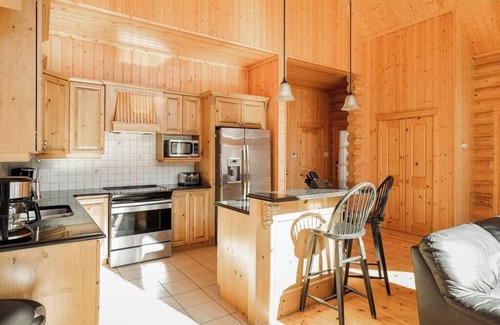 Fiddler Lake Resort House | Fiddler Lake Resort Chalet: Private Pool & Jacuzzi