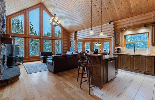 Fiddler Lake Resort House | Fiddler Lake Resort Chalet + Private Jacuzzi