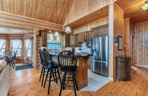 Fiddler Lake Resort House | Fiddler Lake Resort Chalet + Private Jacuzzi