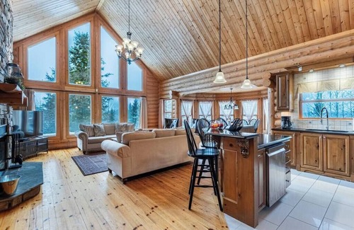 Fiddler Lake Resort House | Fiddler Lake Resort Chalet + Private Jacuzzi