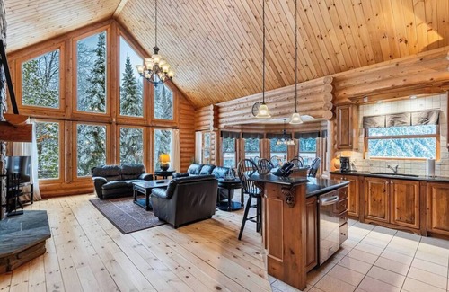 Fiddler Lake Resort House | Fiddler Lake Resort Chalet + Private Jacuzzi
