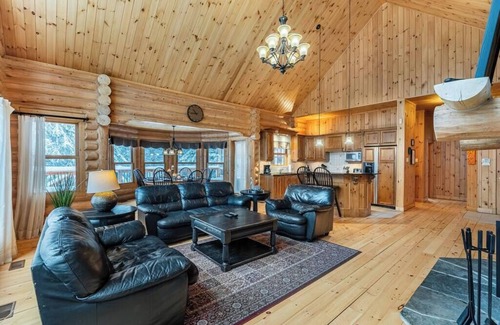 Fiddler Lake Resort House | Fiddler Lake Resort Chalet + Private Jacuzzi