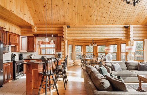 Fiddler Lake Resort House | Fiddler Lake Resort Chalet + Private Jacuzzi