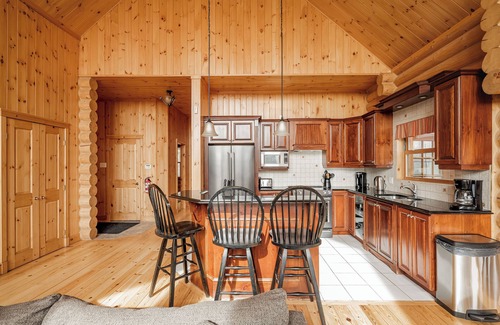 Fiddler Lake Resort House | Fiddler Lake Resort Chalet + Private Jacuzzi