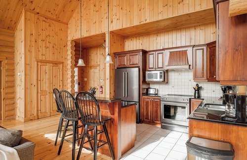 Fiddler Lake Resort House | Fiddler Lake Resort Chalet + Private Jacuzzi